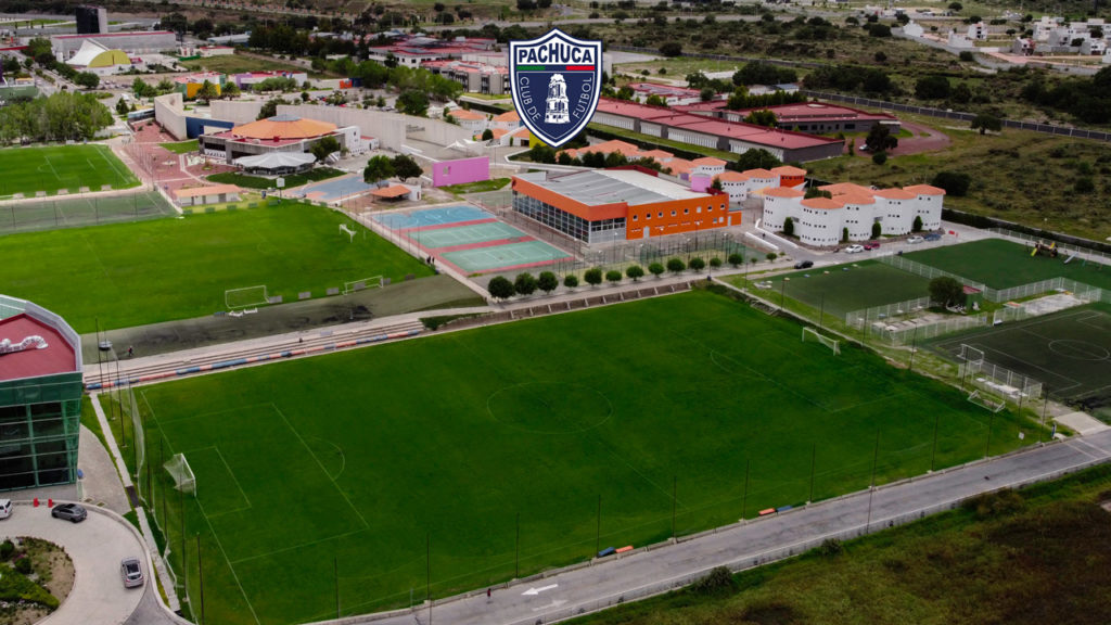 Cancha de pasto natural equipada con banquillos para dos equipos para uso de la Universidad del Futbol y fuerzas básicas.