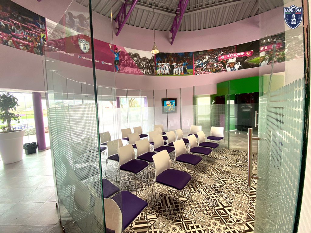 Sala de reuniones técnicas para equipo femenil